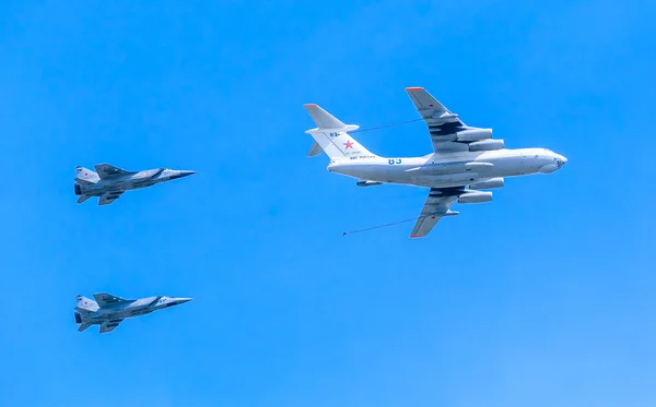 MOSCOW/RUSSIA - MAY 9: Il-78 (Midas) aerial tanker demonstrates — Stock Photo, Image