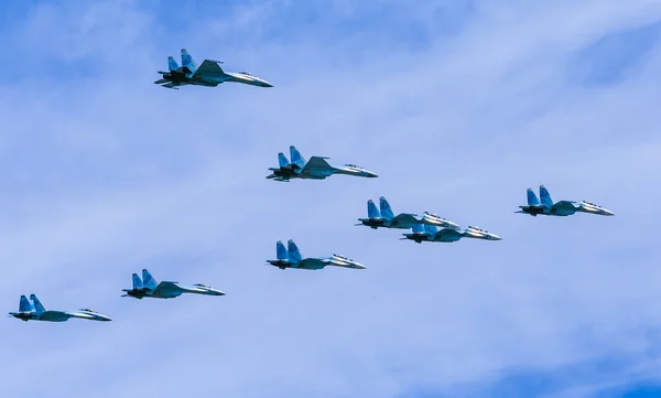 Moskva/Rusko - Květen 9:8 Suchoj Su-30sm (náčrty C) a Su-35 (F — Stock fotografie