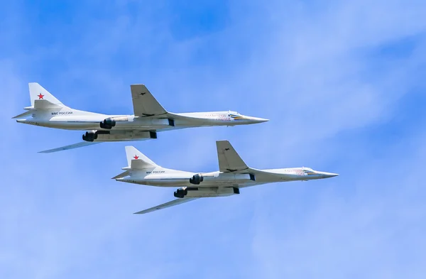 MOSCOW/RUSSIA - MAY 9: 2 Tupolev Tu-22M3 (Backfire) supersonic s — Stock Photo, Image