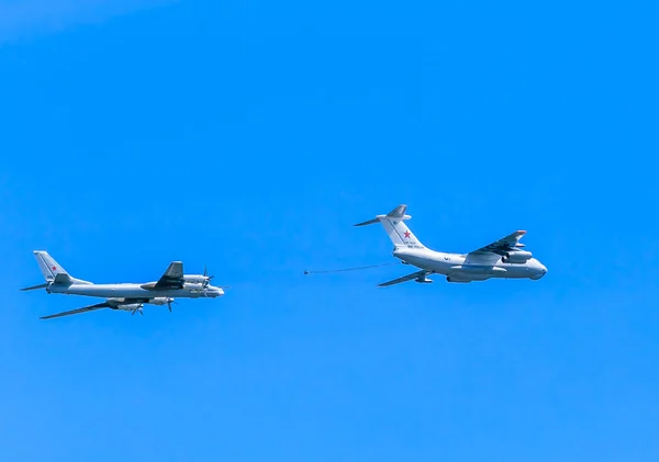 Il-78 (Midas) aerial tanker and Tu-95MS (Bear) — Stock Photo, Image