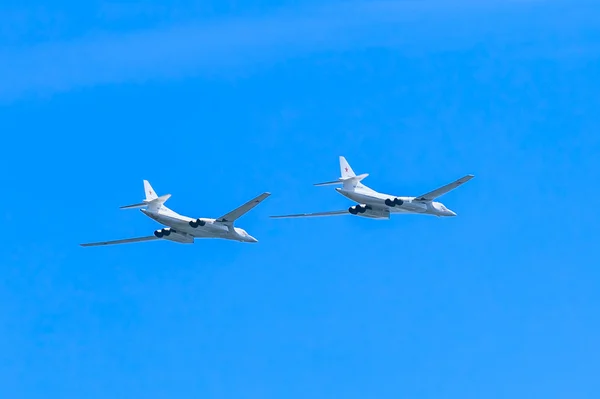 Il78 (Midas) antenn tanker och Tu160 (B — Stockfoto