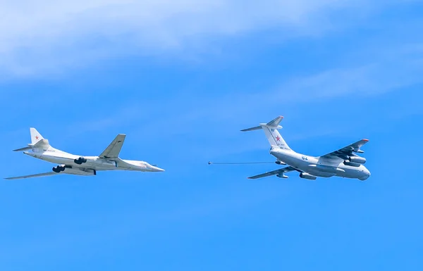 Il78 vzdušných tankerů (Midas) a Tu160 (B — Stock fotografie