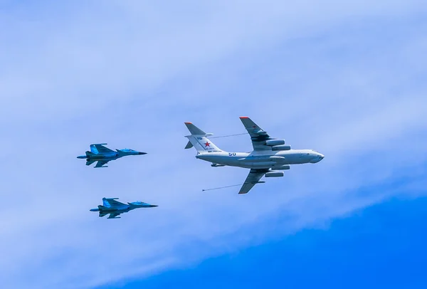 Il78 (Midas) cisterna aérea y Tu160 (B — Foto de Stock