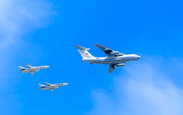 Il78 (Midas) aerial tanker and Tu160 (B — Stock Photo, Image