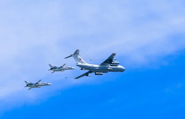 Il-78 (Midas) aerial tanker demonstrates  refueling of 2 Su-24 — Stock Photo, Image