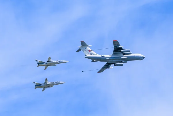 Il-78 (Midas) aerial tanker demonstrates refueling of 2 Su-24 (Fencer) — Stock Photo, Image