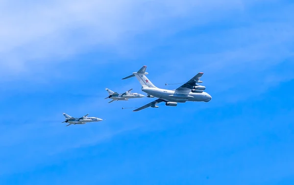 Il-78 (Midas) aerial tanker demonstrates refueling of 2 Su-24 (Fencer) — Stock Photo, Image