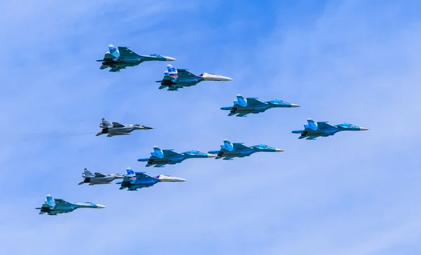 4 Su-34 vleugelverdediger bommenwerpers, 4 Soe-27 — Stockfoto