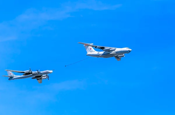 Il-78 (midas) vzdušných tankerů a tu-95ms (medvěd) — Stock fotografie