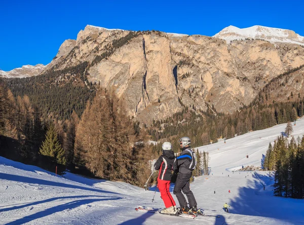 Skifahrer im Skigebiet Selva di Val Gardena, Italien — Stockfoto