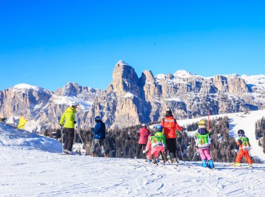 Selva Di Val Gardena, İtalya-15 Ocak 2015: bir eğitmen ile bir grup çocuk başlamadan önce Val Gardena yarışmanın 15 Ocak 2015, İtalya