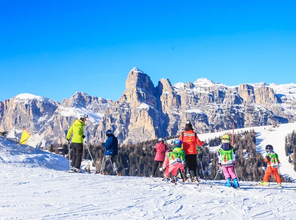 Selva Di Val Gardena, Italië-15 januari 2015: een instructeur met een groep kinderen vóór het begin van de competitie in Val Gardena, 15 januari 2015, Italië — Stockfoto