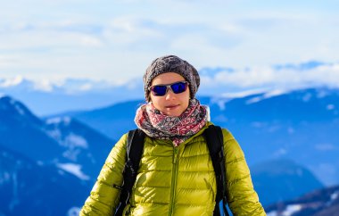 Kız bir arka planda Dağları'nın portresi. Selva di Val Gard