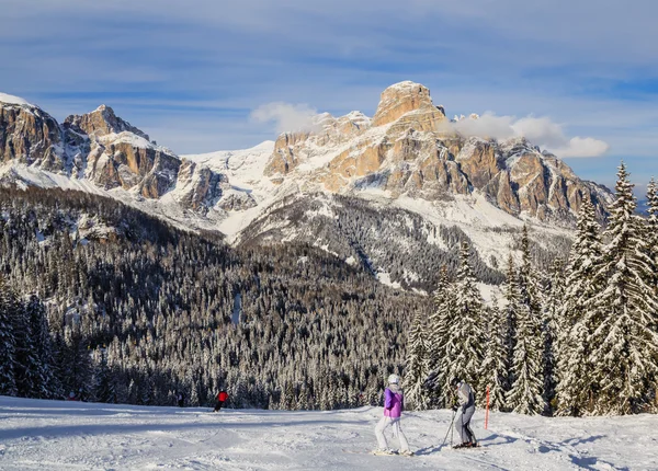 Síelők a Ski resort, Selva di Val Gardena, Olaszország — Stock Fotó