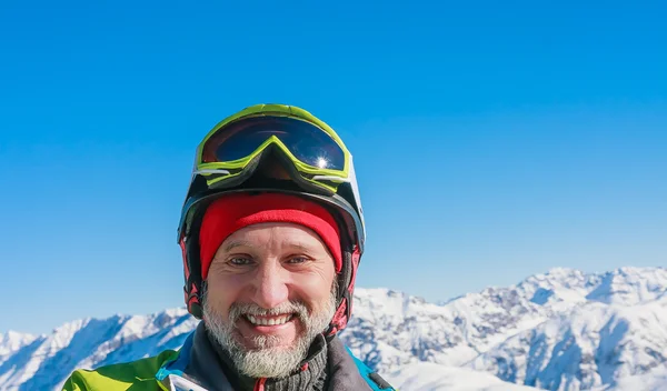 Porträt Skifahrer Berge im Hintergrund — Stockfoto