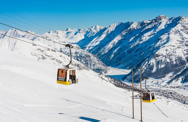 Ski lift. Kayak Merkezi Livigno. İtalya — Stok fotoğraf