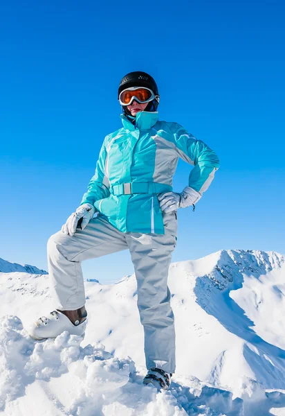 Portre kayakçı dağların içinde belgili tanımlık geçmiş. Kayak Merkezi Livigno. — Stok fotoğraf
