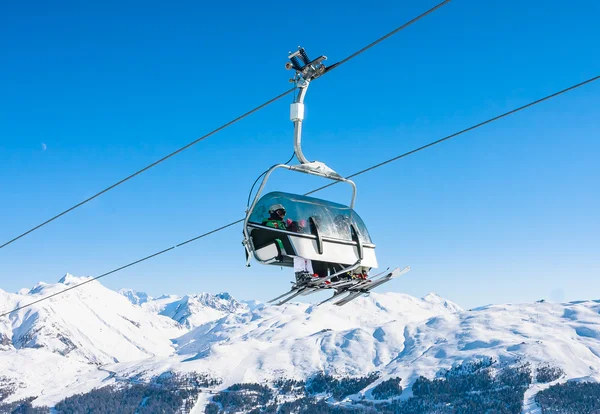 Ski lift. Kayak Merkezi Livigno. İtalya — Stok fotoğraf