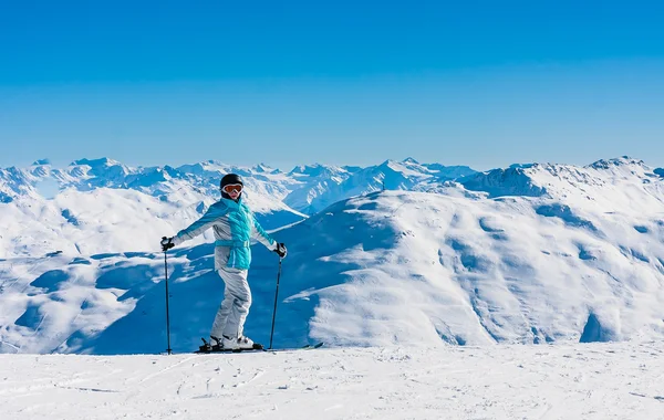 Montañas de esquiadores de retratos en el fondo. Estación de esquí Livigno . — Foto de Stock