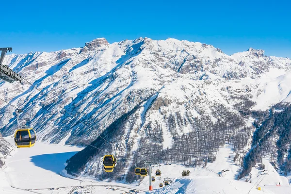 滑雪缆车。滑雪胜地利维尼奥。意大利 — 图库照片