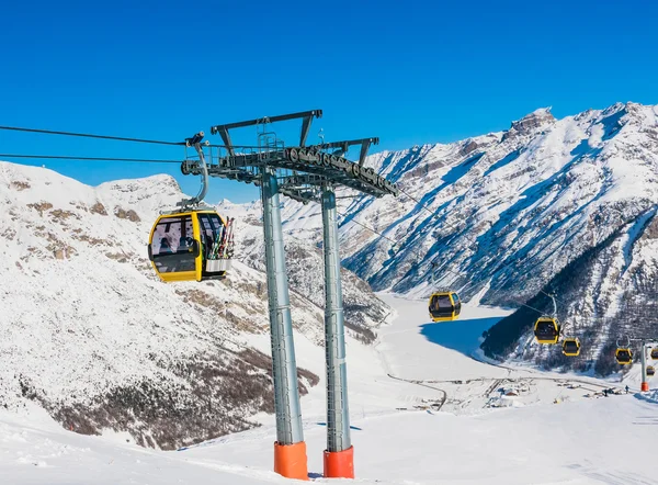 Ski lift. Kayak Merkezi Livigno. İtalya — Stok fotoğraf