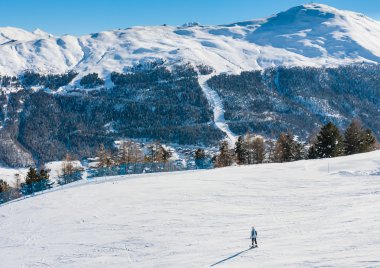 Kayakçı Kayak Merkezi Livigno yamacında. İtalya