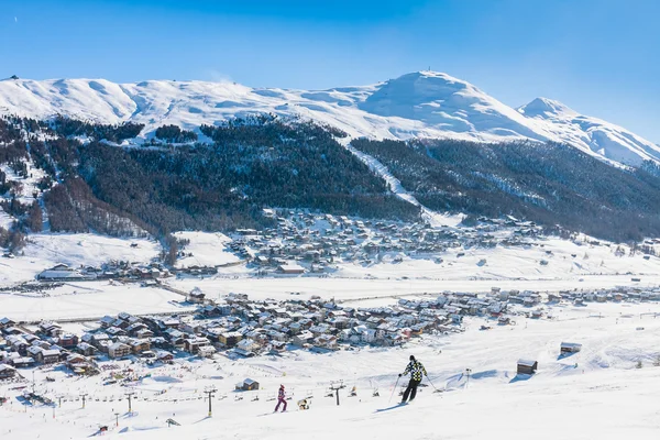 Sciatore sulle piste della stazione sciistica di Livigno. Italia — Foto Stock