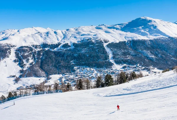 Kayakçı Kayak Merkezi Livigno yamacında. İtalya