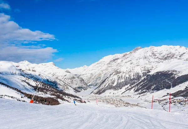 Widok na ośrodku narciarskim w Alpach. Livigno, Włochy — Zdjęcie stockowe