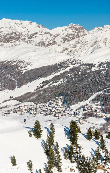 Zicht op het skigebied in de Alpen. Livigno, Italië — Stockfoto