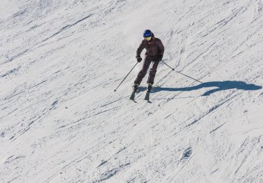 Livigno, İtalya - 28 Ocak 2015: Kayakçı Kayak Merkezi Livigno, Lombardi, 28 Ocak 2015, İtalya yamacında. Livigno Kayak Merkezi, Kuzey Italya'nin geliştiriyor