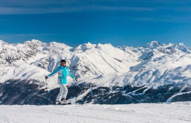  Kayakçı dağların içinde belgili tanımlık geçmiş. Kayak Merkezi Livigno. İtalya