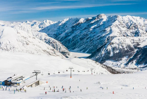 Vista da estância de esqui em Alpes. Livigno, Itália — Fotografia de Stock