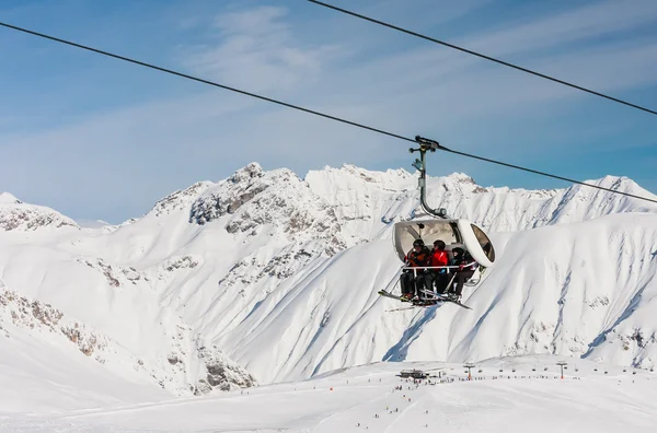 Livigno, Włochy - 28 stycznia 2015: Wyciąg narciarski. Alpy. Livigno, Lombardi, 28 stycznia 2015 r., Włochy. Livigno jest rozwój ośrodka narciarskiego w północnych Włoszech — Zdjęcie stockowe