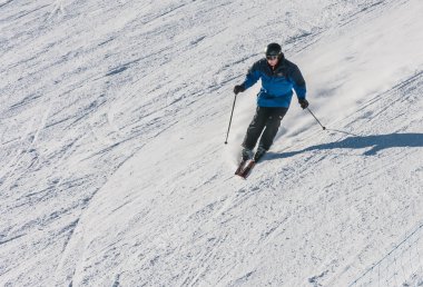 Livigno, İtalya - 28 Ocak 2015: Kayakçı Kayak Merkezi Livigno, Lombardi, 28 Ocak 2015, İtalya yamacında. Livigno Kayak Merkezi, Kuzey Italya'nin geliştiriyor