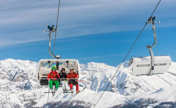 LIVIGNO, ITÁLIA - JANEIRO 28, 2015: Elevador de esqui e pistas de esqui nas montanhas do resort de inverno Livigno, Lombardi, 28 de janeiro de 2015, Itália. Livigno está desenvolvendo estância de esqui no norte da Itália — Fotografia de Stock