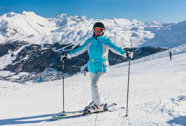 Montanhas de esqui ao fundo. Estância de esqui Livigno. Itália — Fotografia de Stock