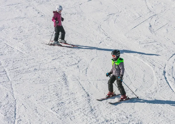 LIVIGNO, ITALY - JANUARY 28, 2015: Young skiers on the slope of  Ski resort Livigno, Lombardi, January 28, 2015, Italy. Livigno is  developing ski resort in northern Italy — Φωτογραφία Αρχείου