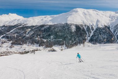 Kayakçı Kayak Merkezi Livigno yamacında. İtalya