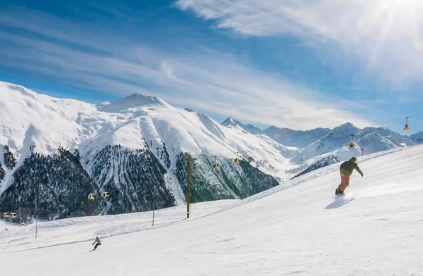 Lyžaři na svahu lyžařské středisko Livigno. Itálie — Stock fotografie