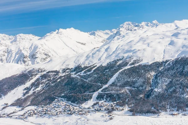 Pohled na lyžařské středisko v Alpách. Livigno, Itálie — Stock fotografie