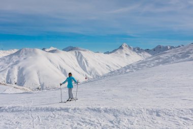 Kayakçı dağların içinde belgili tanımlık geçmiş. Kayak Merkezi Livigno. İtalya