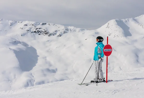 Des montagnes skieuses en arrière-plan. Station de ski Livigno. Italie — Photo