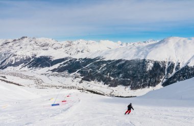 Kayakçı Kayak Merkezi Livigno yamacında. İtalya
