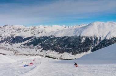 Kayakçı Kayak Merkezi Livigno yamacında. İtalya