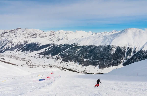 Narciarz na stoku ośrodka narciarskiego Livigno. Włochy — Zdjęcie stockowe