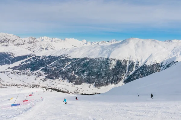 Esquí en la ladera de la estación de esquí Livigno. Italia — Foto de Stock