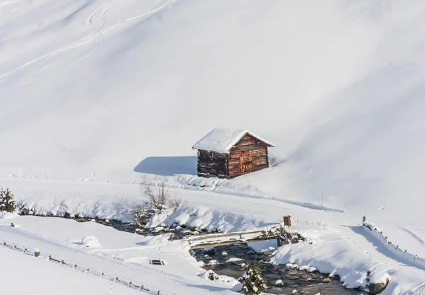 Chata v horách. Lyžařské středisko Livigno. Itálie — Stock fotografie