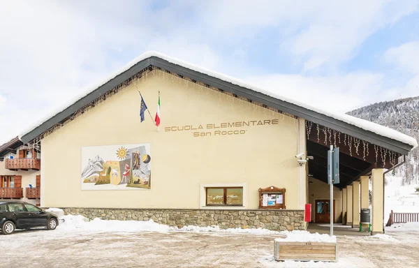 Byggnaden barnens skola. Skidorten Livigno. Italien — Stockfoto