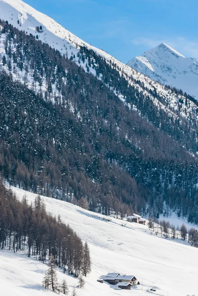 Вид на гірськолижний курорт в Альпах. Лівіньо, Італія — стокове фото